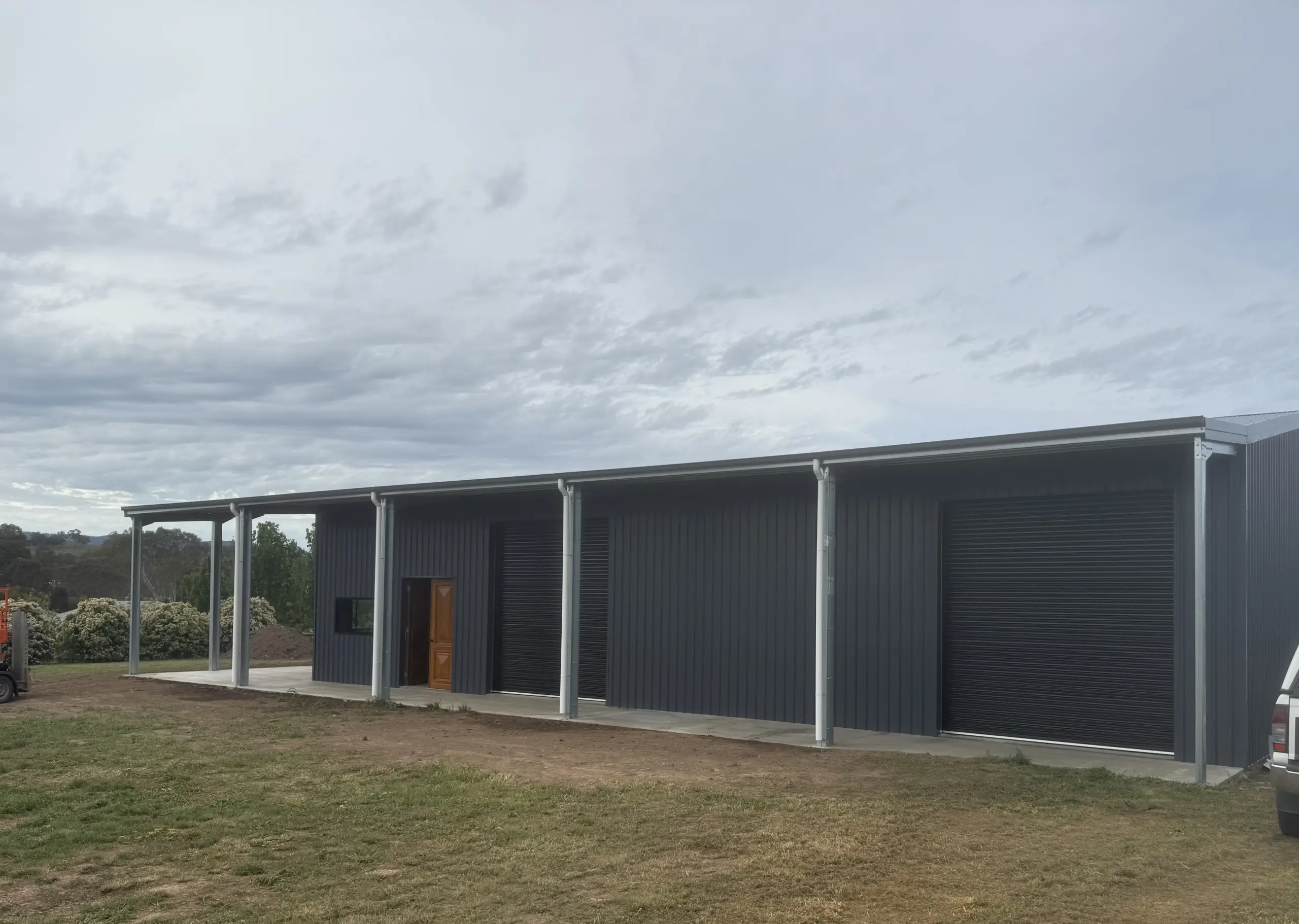 25m x 10m 11 Deg Gable Colorbond Ironstone and Night Sky IMG 4058