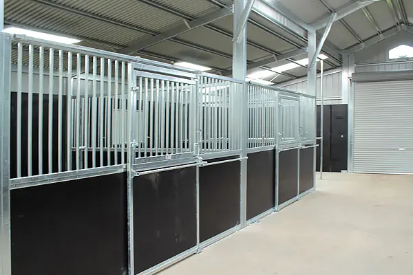 horse stable 11 600x400px