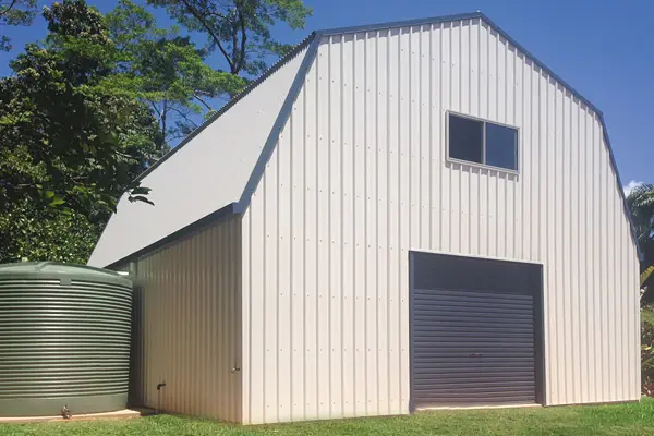 Quaker barn with one roller door