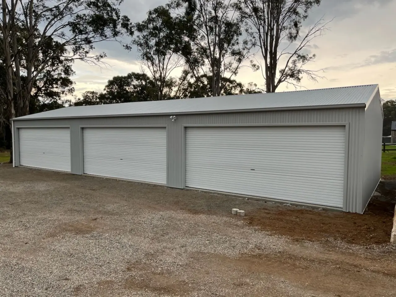 100342, Thirlmere, 7x18, 15deg, Corri, COLORBOND Shale Grey®, Dover White® Roller Doors 2.2x5.3 Large