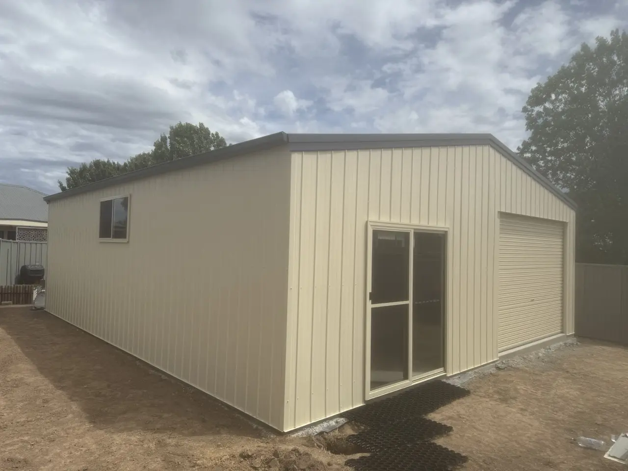 10m x 8.5m 11 Deg Gable Colorbond Classic Cream Roof and Gutters Basalt IMG 4128 Large
