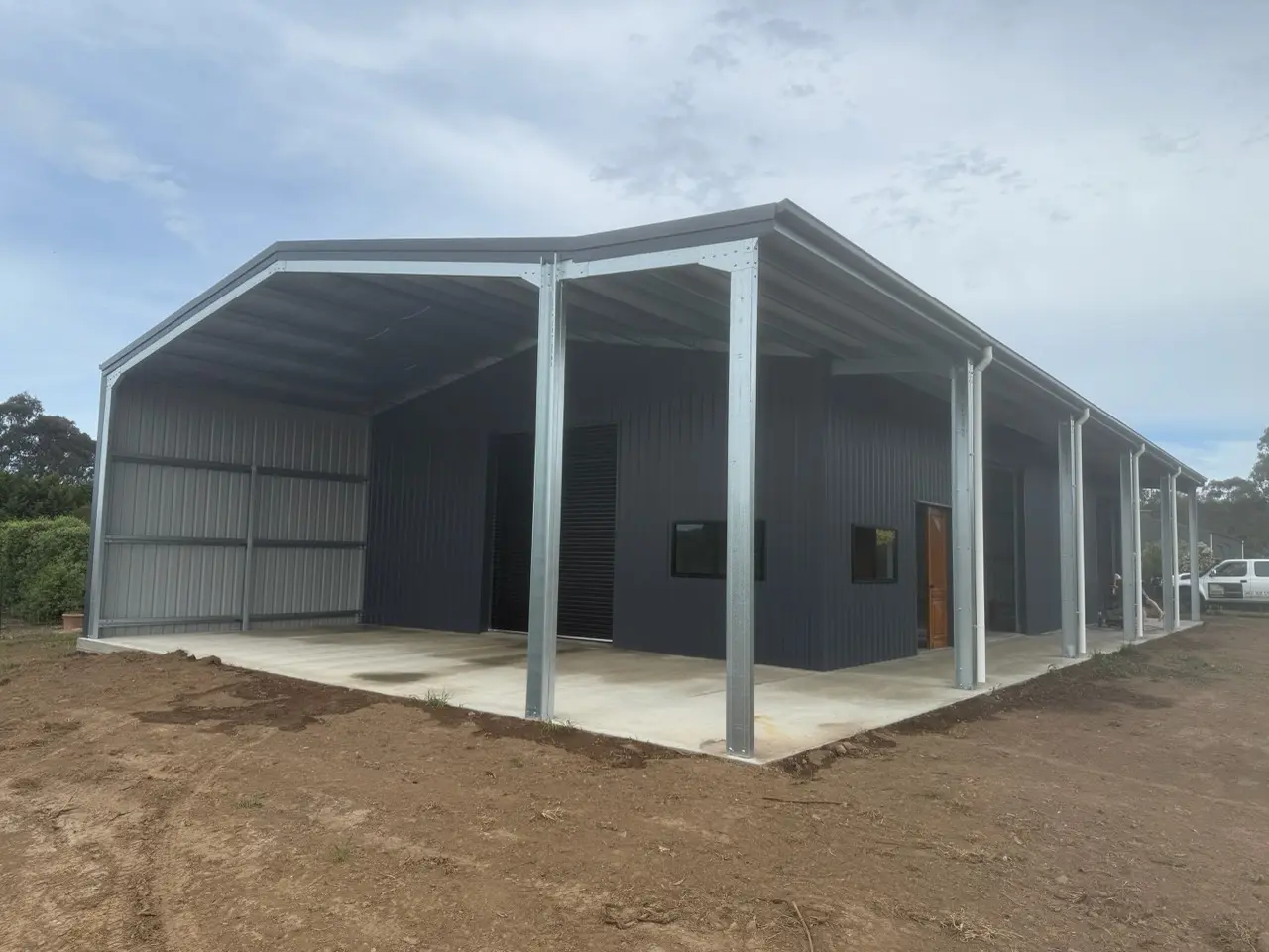 25m x 10m 11 Deg Gable Colorbond Ironstone and Night Sky IMG 4055 Large